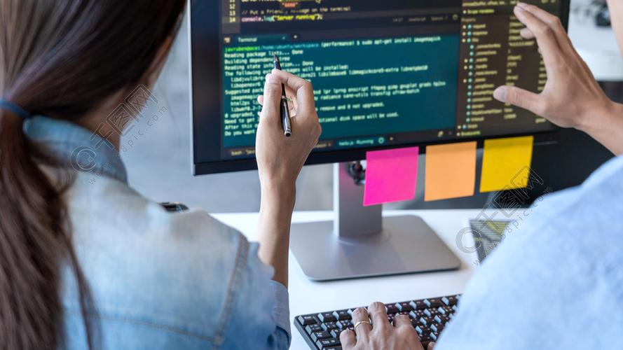 办公桌前的沉思 软件开发与设计中的代码与美学的交融